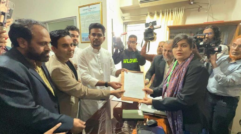 ঢাকা-১০ আসনে মনোনয়ন ফরম সংগ্রহ করলেন আসিফ মাহমুদ